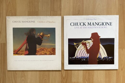 Zwei Vinyl-Schallplatten von Chuck Mangione – Children of Sanchez (Soundtrack, 1978) und An Evening of Magic: Live at the Hollywood Bowl (Live-Doppelalbum, 1979) – liegen nebeneinander.